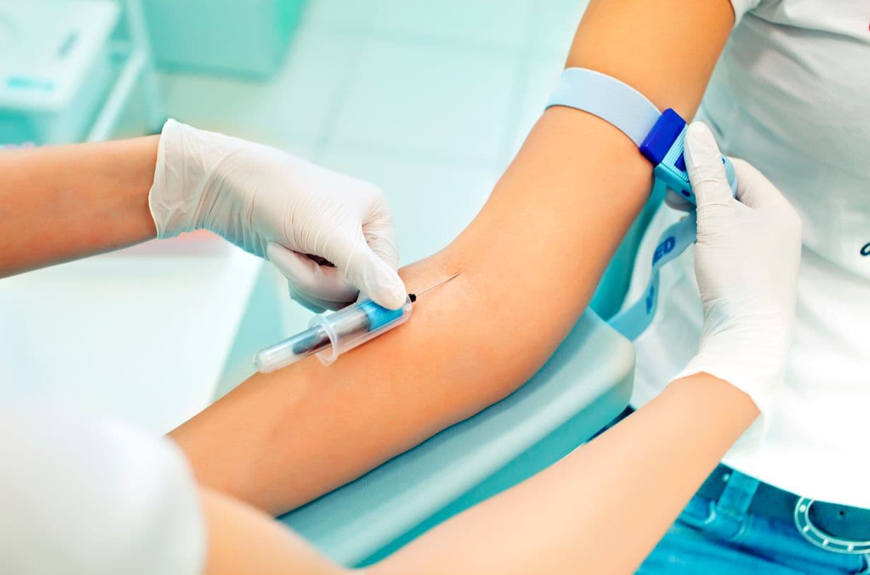 Coleta de sangue para exames periódicos em ambiente empresarial